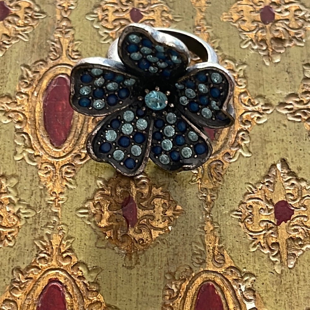 Vintage Hobe blue two tone light and dark blues crystal flower ring size 6